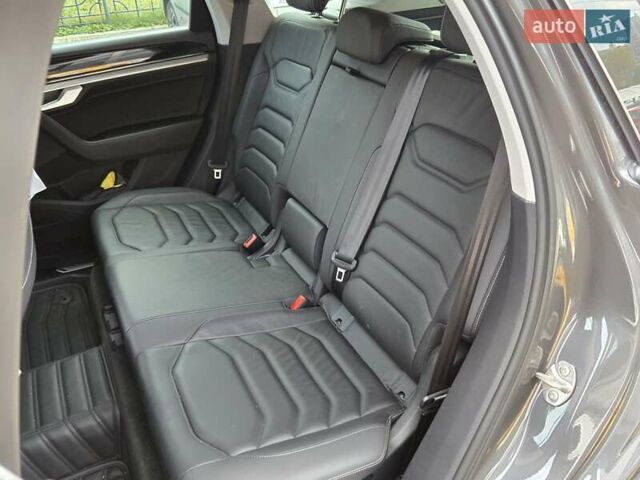Серый Фольксваген Туарег, объемом двигателя 3 л и пробегом 137 тыс. км за 56900 $, фото 12 на Automoto.ua