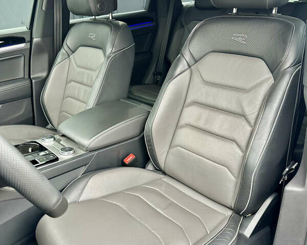 Серый Фольксваген Туарег, объемом двигателя 2.99 л и пробегом 135 тыс. км за 57000 $, фото 17 на Automoto.ua