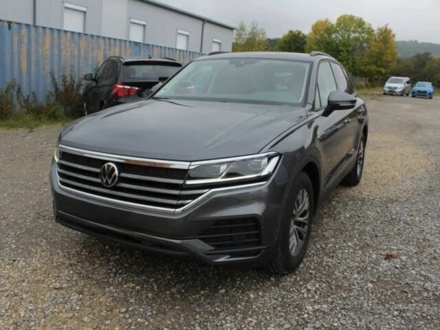 Серый Фольксваген Туарег, объемом двигателя 3 л и пробегом 18 тыс. км за 40200 $, фото 2 на Automoto.ua