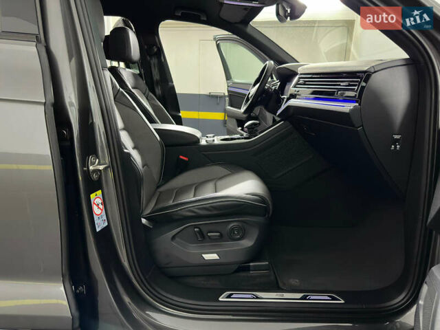 Серый Фольксваген Туарег, объемом двигателя 3 л и пробегом 141 тыс. км за 57999 $, фото 60 на Automoto.ua