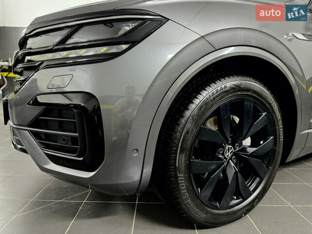 Серый Фольксваген Туарег, объемом двигателя 3 л и пробегом 141 тыс. км за 57999 $, фото 31 на Automoto.ua