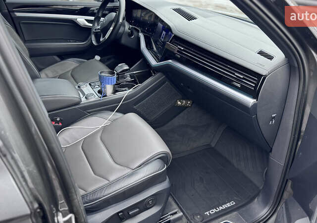 Серый Фольксваген Туарег, объемом двигателя 2.97 л и пробегом 172 тыс. км за 65000 $, фото 11 на Automoto.ua