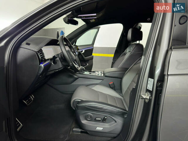 Серый Фольксваген Туарег, объемом двигателя 3 л и пробегом 141 тыс. км за 57999 $, фото 73 на Automoto.ua