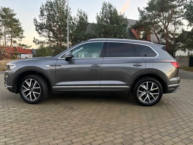 Серый Фольксваген Туарег, объемом двигателя 3 л и пробегом 14 тыс. км за 40000 $, фото 2 на Automoto.ua