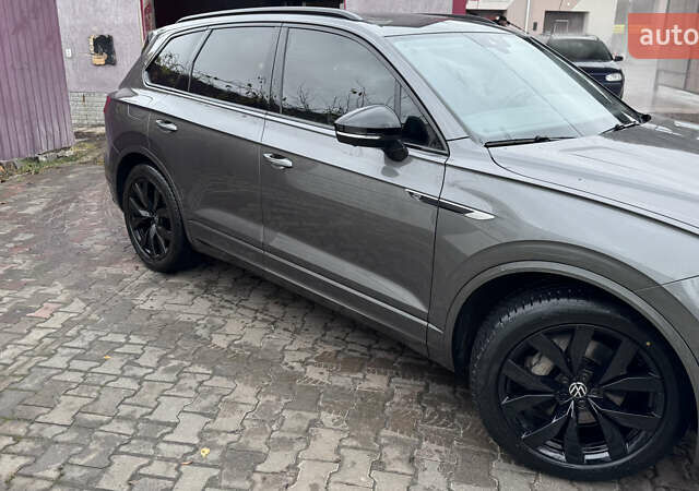 Серый Фольксваген Туарег, объемом двигателя 2.97 л и пробегом 172 тыс. км за 65000 $, фото 1 на Automoto.ua