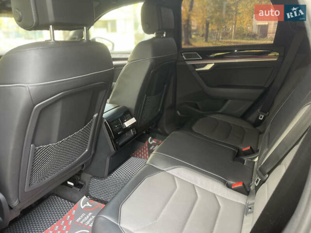 Серый Фольксваген Туарег, объемом двигателя 3 л и пробегом 97 тыс. км за 59400 $, фото 44 на Automoto.ua