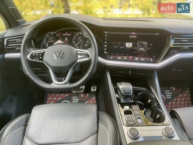 Серый Фольксваген Туарег, объемом двигателя 3 л и пробегом 97 тыс. км за 58999 $, фото 31 на Automoto.ua