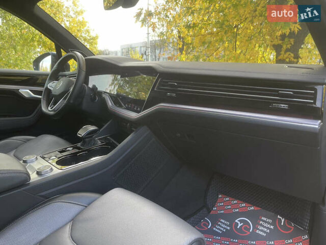 Серый Фольксваген Туарег, объемом двигателя 3 л и пробегом 97 тыс. км за 59400 $, фото 35 на Automoto.ua