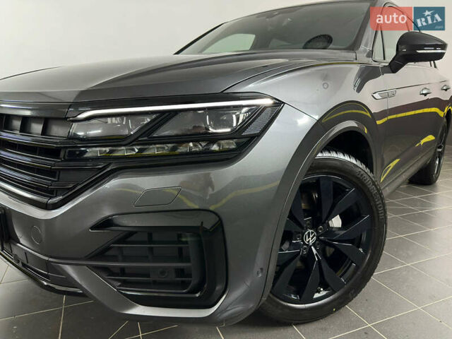 Серый Фольксваген Туарег, объемом двигателя 3 л и пробегом 141 тыс. км за 58999 $, фото 3 на Automoto.ua