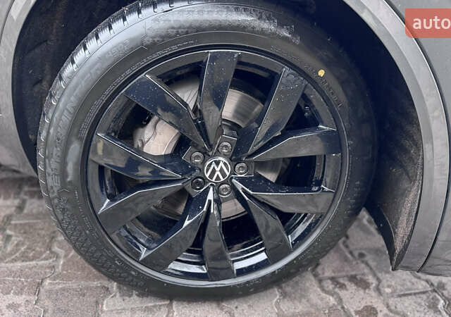 Серый Фольксваген Туарег, объемом двигателя 2.97 л и пробегом 172 тыс. км за 65000 $, фото 5 на Automoto.ua