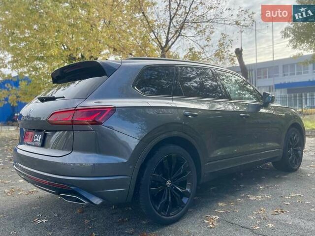 Серый Фольксваген Туарег, объемом двигателя 3 л и пробегом 97 тыс. км за 58999 $, фото 3 на Automoto.ua