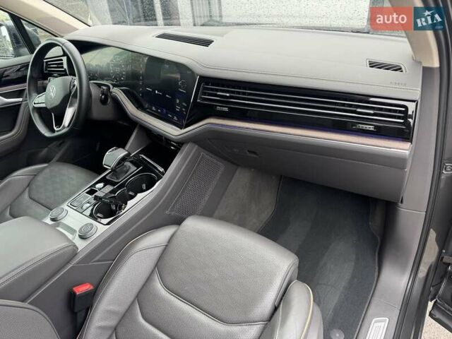 Серый Фольксваген Туарег, объемом двигателя 2.97 л и пробегом 158 тыс. км за 57900 $, фото 36 на Automoto.ua