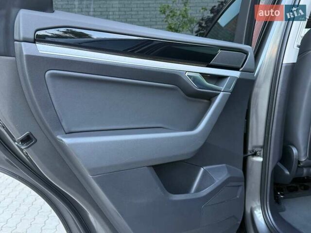 Серый Фольксваген Туарег, объемом двигателя 2.97 л и пробегом 156 тыс. км за 55300 $, фото 65 на Automoto.ua