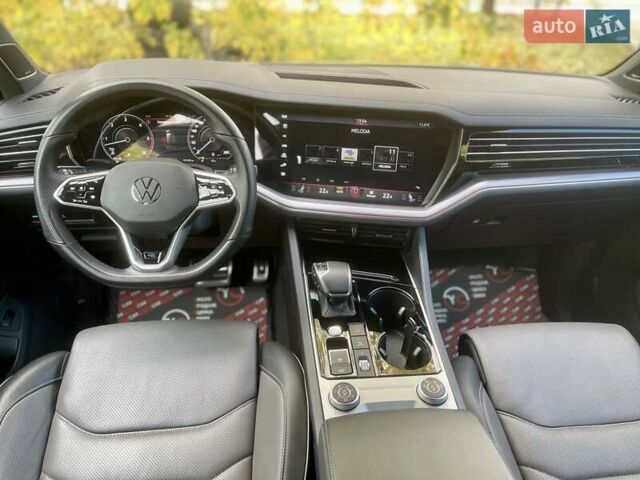 Серый Фольксваген Туарег, объемом двигателя 3 л и пробегом 97 тыс. км за 58999 $, фото 4 на Automoto.ua