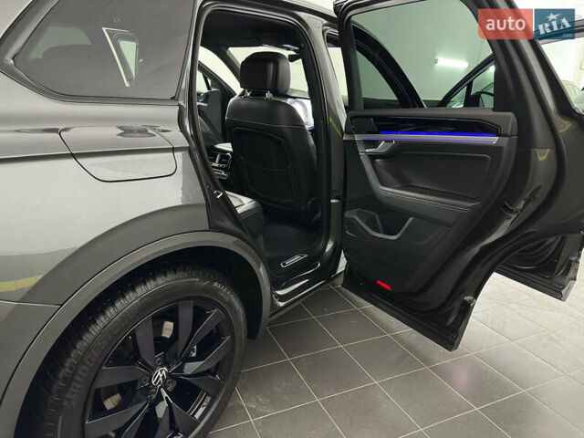 Серый Фольксваген Туарег, объемом двигателя 3 л и пробегом 141 тыс. км за 58999 $, фото 53 на Automoto.ua