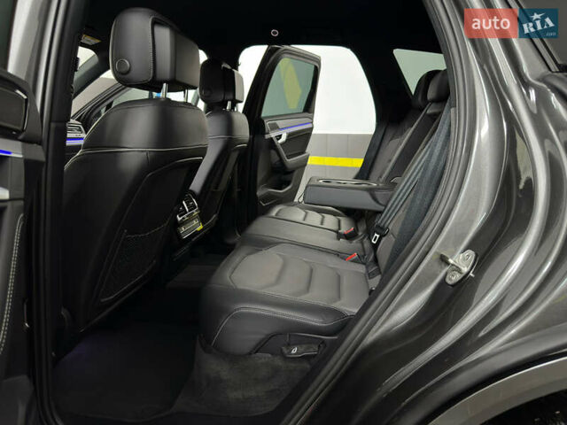 Серый Фольксваген Туарег, объемом двигателя 3 л и пробегом 141 тыс. км за 57999 $, фото 68 на Automoto.ua