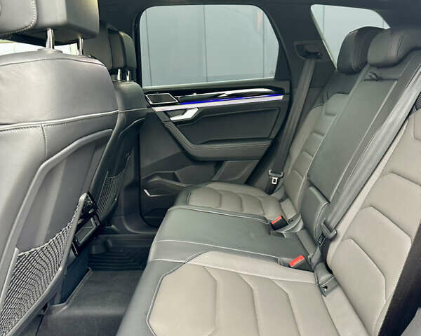 Серый Фольксваген Туарег, объемом двигателя 2.99 л и пробегом 135 тыс. км за 57000 $, фото 15 на Automoto.ua