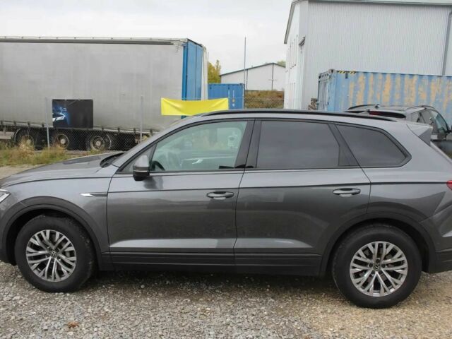 Серый Фольксваген Туарег, объемом двигателя 3 л и пробегом 18 тыс. км за 40200 $, фото 3 на Automoto.ua