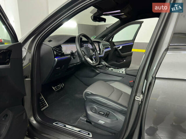 Серый Фольксваген Туарег, объемом двигателя 3 л и пробегом 141 тыс. км за 57999 $, фото 72 на Automoto.ua