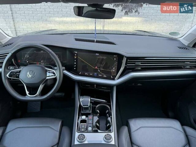 Серый Фольксваген Туарег, объемом двигателя 2.97 л и пробегом 156 тыс. км за 55300 $, фото 25 на Automoto.ua