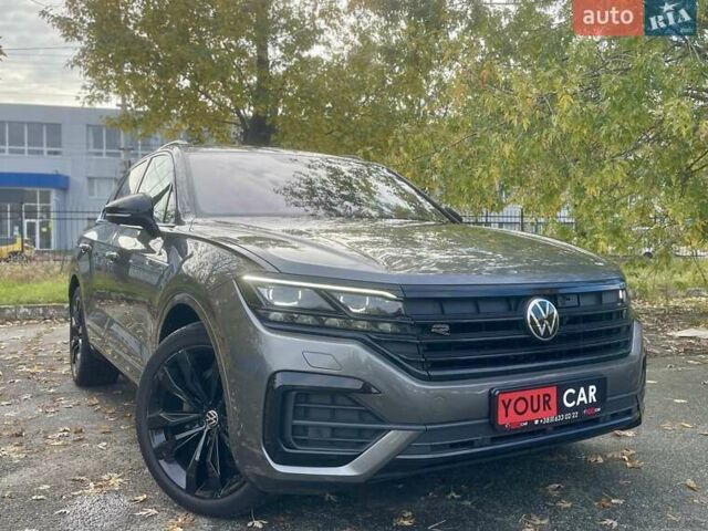 Серый Фольксваген Туарег, объемом двигателя 3 л и пробегом 97 тыс. км за 58999 $, фото 1 на Automoto.ua