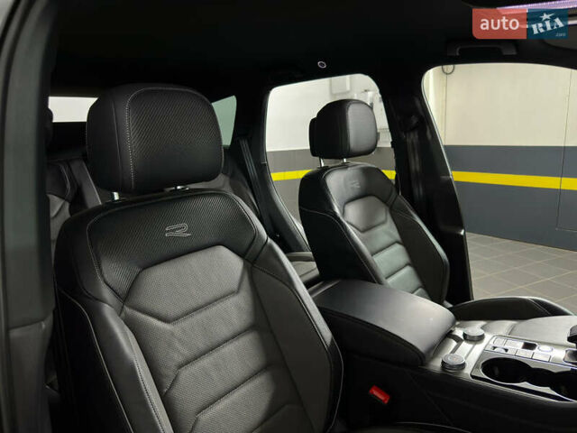 Серый Фольксваген Туарег, объемом двигателя 3 л и пробегом 141 тыс. км за 58999 $, фото 61 на Automoto.ua