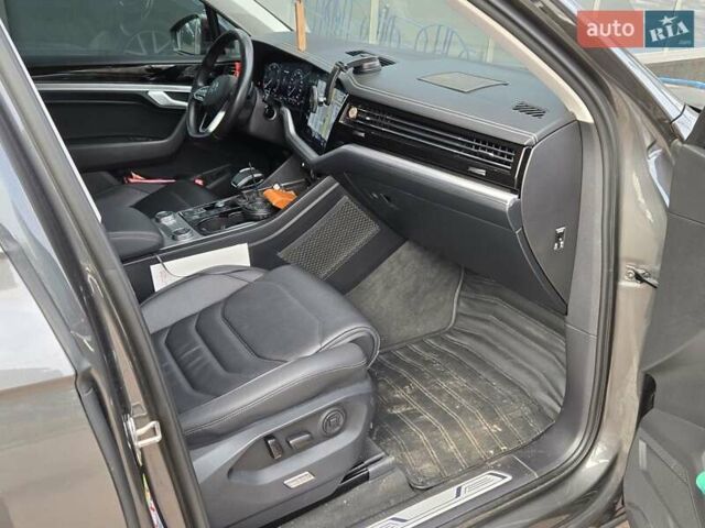 Серый Фольксваген Туарег, объемом двигателя 3 л и пробегом 137 тыс. км за 56900 $, фото 9 на Automoto.ua