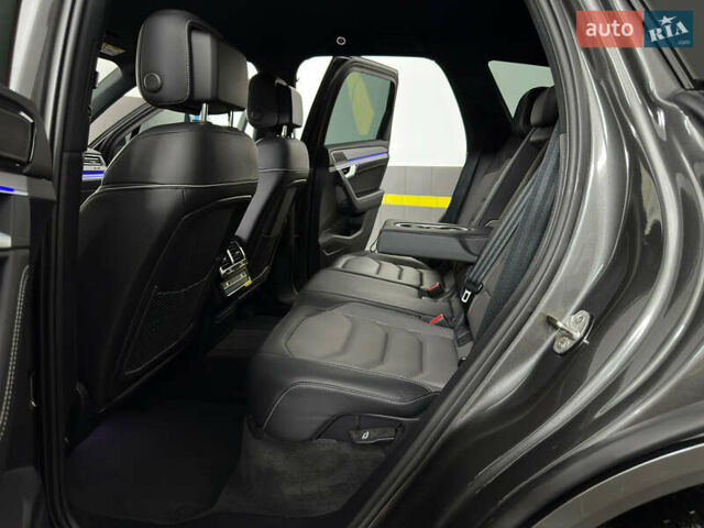 Серый Фольксваген Туарег, объемом двигателя 3 л и пробегом 141 тыс. км за 57999 $, фото 67 на Automoto.ua