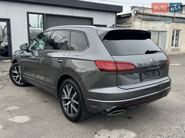 Серый Фольксваген Туарег, объемом двигателя 2.97 л и пробегом 158 тыс. км за 57900 $, фото 71 на Automoto.ua