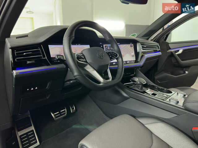 Серый Фольксваген Туарег, объемом двигателя 3 л и пробегом 141 тыс. км за 58999 $, фото 75 на Automoto.ua