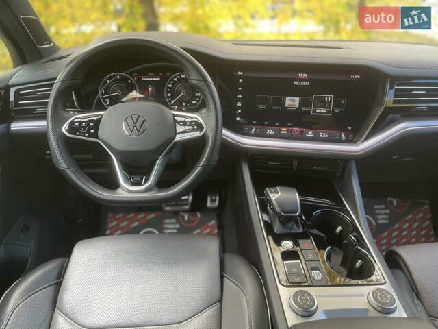 Серый Фольксваген Туарег, объемом двигателя 3 л и пробегом 97 тыс. км за 59400 $, фото 31 на Automoto.ua