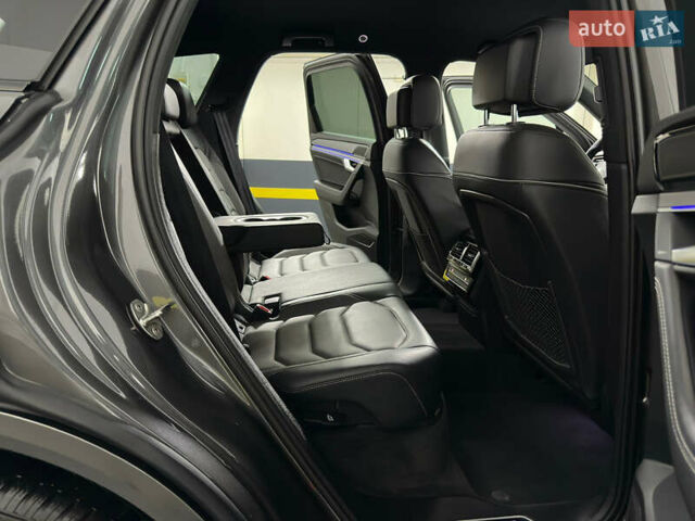 Серый Фольксваген Туарег, объемом двигателя 3 л и пробегом 141 тыс. км за 58999 $, фото 55 на Automoto.ua