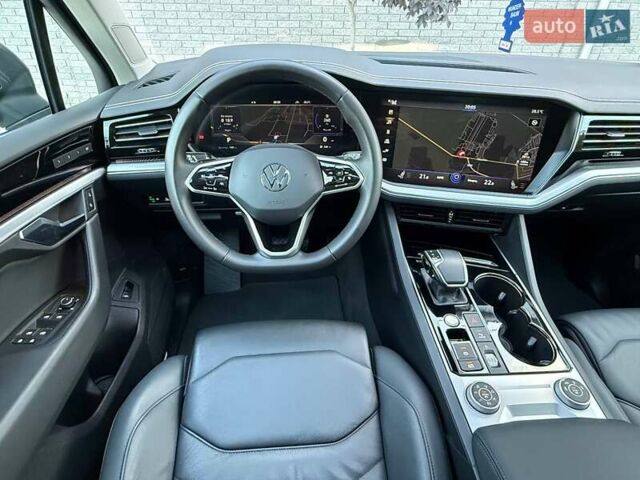 Серый Фольксваген Туарег, объемом двигателя 2.97 л и пробегом 156 тыс. км за 55300 $, фото 28 на Automoto.ua