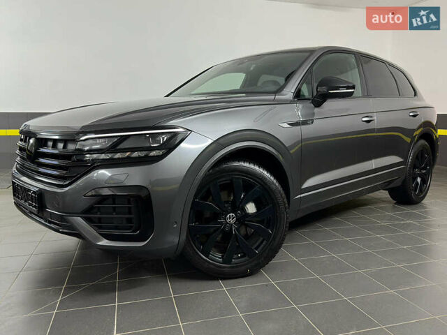 Серый Фольксваген Туарег, объемом двигателя 3 л и пробегом 141 тыс. км за 57999 $, фото 2 на Automoto.ua