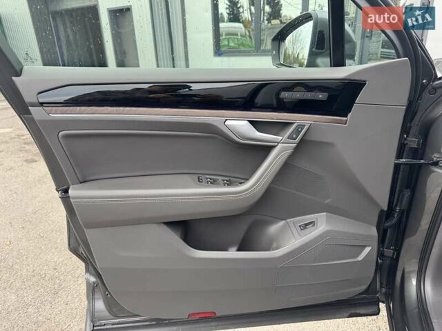 Серый Фольксваген Туарег, объемом двигателя 2.97 л и пробегом 158 тыс. км за 57900 $, фото 81 на Automoto.ua