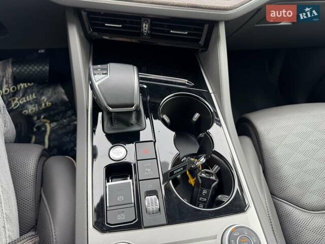 Серый Фольксваген Туарег, объемом двигателя 2.97 л и пробегом 158 тыс. км за 57900 $, фото 3 на Automoto.ua