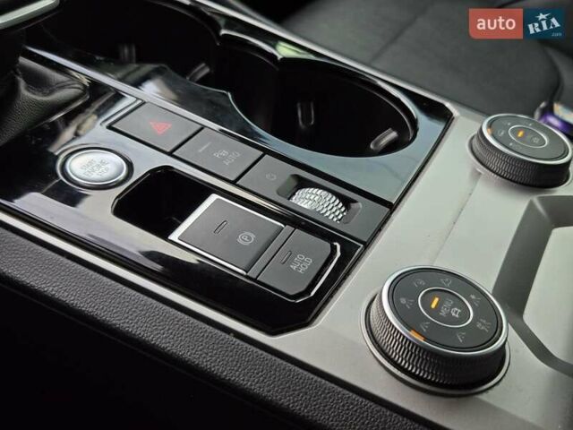 Серый Фольксваген Туарег, объемом двигателя 3 л и пробегом 137 тыс. км за 56900 $, фото 27 на Automoto.ua