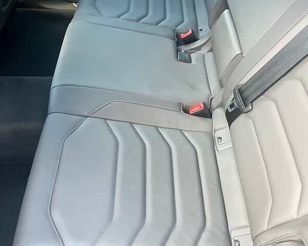 Серый Фольксваген Туарег, объемом двигателя 2.97 л и пробегом 8 тыс. км за 64000 $, фото 3 на Automoto.ua