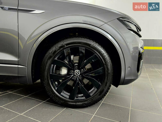 Серый Фольксваген Туарег, объемом двигателя 3 л и пробегом 141 тыс. км за 57999 $, фото 39 на Automoto.ua