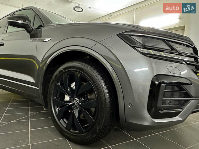 Серый Фольксваген Туарег, объемом двигателя 3 л и пробегом 141 тыс. км за 57999 $, фото 30 на Automoto.ua