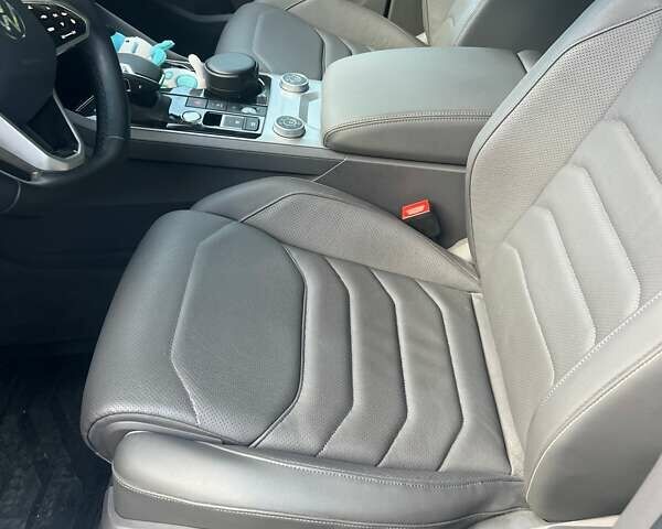 Серый Фольксваген Туарег, объемом двигателя 2.97 л и пробегом 8 тыс. км за 64000 $, фото 4 на Automoto.ua