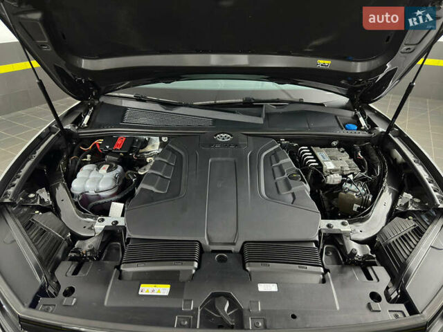 Серый Фольксваген Туарег, объемом двигателя 3 л и пробегом 141 тыс. км за 58999 $, фото 100 на Automoto.ua