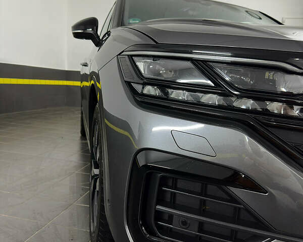 Серый Фольксваген Туарег, объемом двигателя 3 л и пробегом 141 тыс. км за 58999 $, фото 24 на Automoto.ua