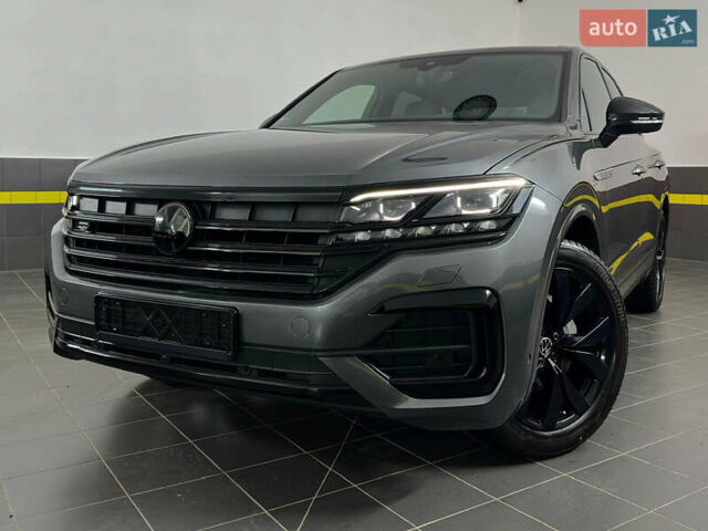 Серый Фольксваген Туарег, объемом двигателя 3 л и пробегом 141 тыс. км за 58999 $, фото 1 на Automoto.ua