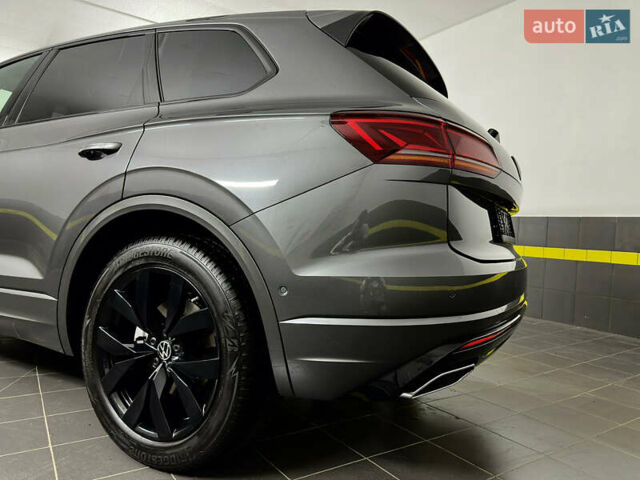 Серый Фольксваген Туарег, объемом двигателя 3 л и пробегом 141 тыс. км за 57999 $, фото 32 на Automoto.ua