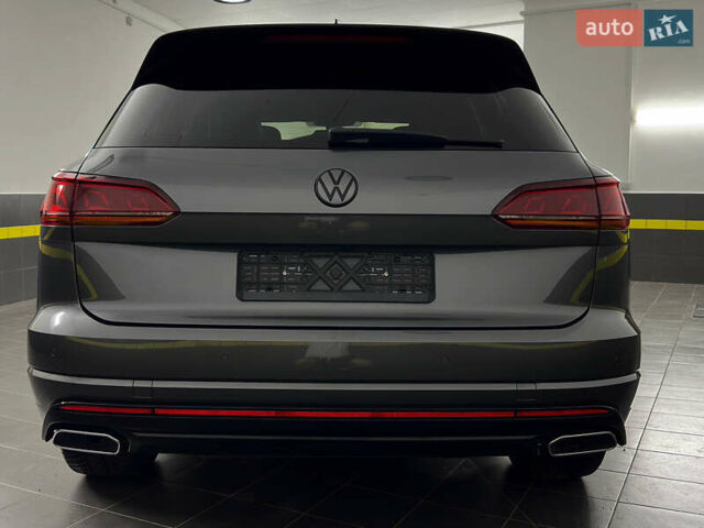 Серый Фольксваген Туарег, объемом двигателя 3 л и пробегом 141 тыс. км за 57999 $, фото 20 на Automoto.ua