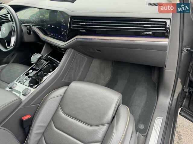 Серый Фольксваген Туарег, объемом двигателя 2.97 л и пробегом 158 тыс. км за 57900 $, фото 34 на Automoto.ua