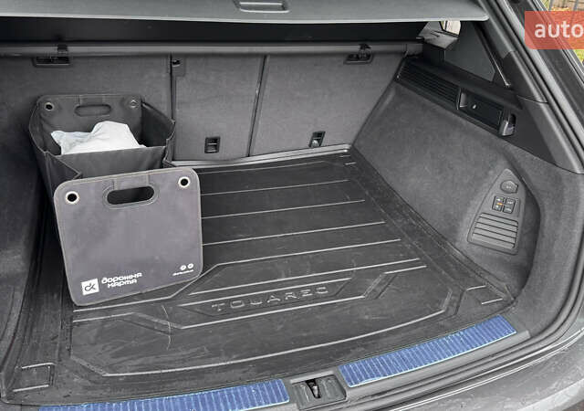 Серый Фольксваген Туарег, объемом двигателя 2.97 л и пробегом 172 тыс. км за 65000 $, фото 26 на Automoto.ua