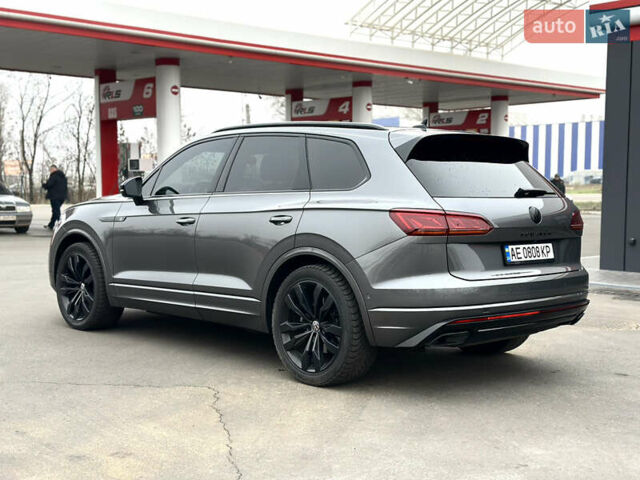 Серый Фольксваген Туарег, объемом двигателя 2.99 л и пробегом 135 тыс. км за 57000 $, фото 2 на Automoto.ua