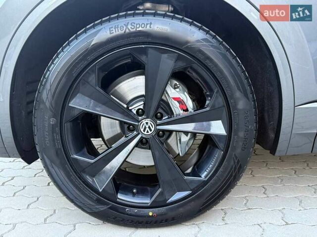 Серый Фольксваген Туарег, объемом двигателя 2.97 л и пробегом 156 тыс. км за 55300 $, фото 96 на Automoto.ua